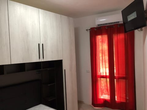 Bed, TV and multimedia, Photo of the whole room, Bedroom, wardrobe, air conditioner