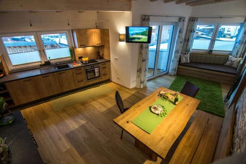 TV and multimedia, Kitchen or kitchenette, Living room, Seating area, Dining area