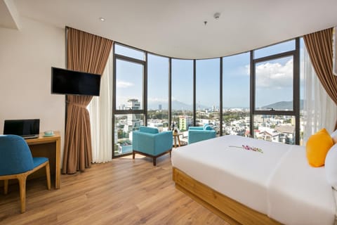 Bed, Natural landscape, TV and multimedia, View (from property/room), Photo of the whole room, Seating area, Bedroom, City view, Mountain view, Street view, Quiet street view