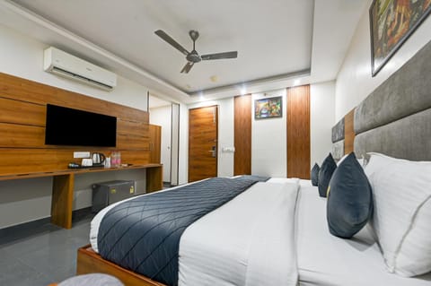 Communal lounge/ TV room, Bed, TV and multimedia, Living room, Photo of the whole room, Bedroom, fireplace, air conditioner