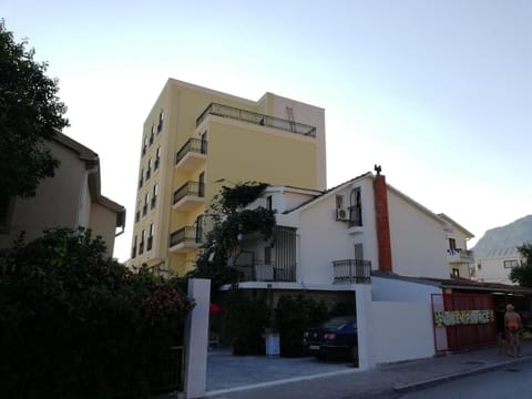 Facade/entrance