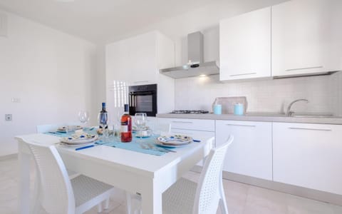 Kitchen or kitchenette, Dining area, Drinks