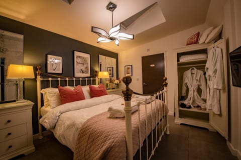 Bed, Photo of the whole room, wardrobe