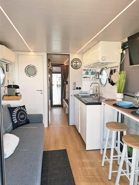 Houseboat Seabreeze Docked boat in Alghero