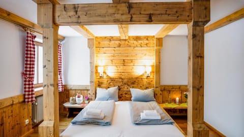 Bed, Photo of the whole room, Seating area, Bedroom, towels