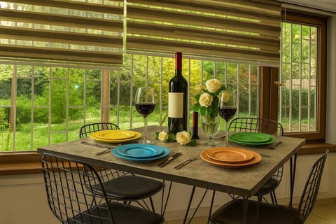 Food and drinks, Dining area, Food, Lunch, Dinner, Drinks, Alcoholic drinks