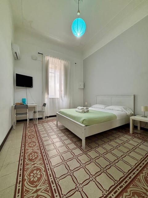 Bed, TV and multimedia, Photo of the whole room, Bedroom, air conditioner