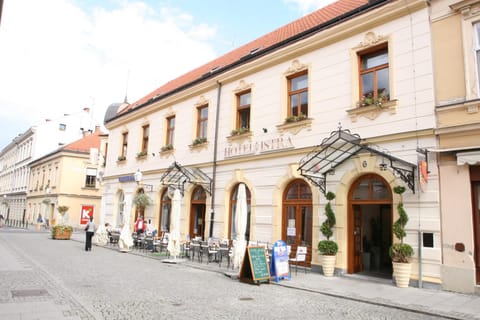 Facade/entrance