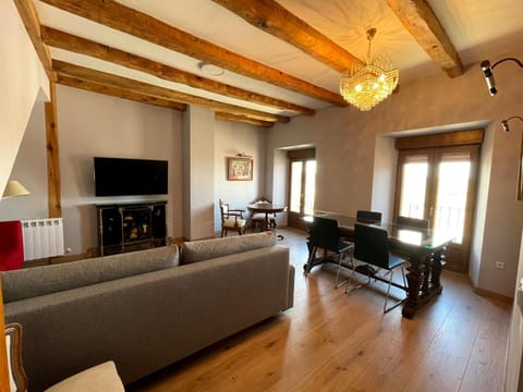 TV and multimedia, Seating area, Dining area