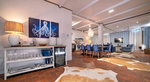 TV and multimedia, Kitchen or kitchenette, Living room, Seating area