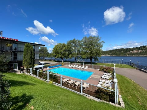 Pool view, River view, Swimming pool, sunbed