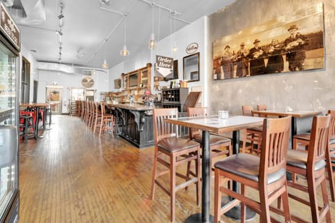 Restaurant/places to eat, Restaurant/places to eat, Lounge or bar