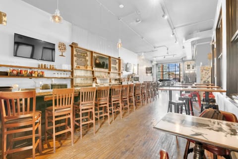 Restaurant/places to eat, Restaurant/places to eat, Lounge or bar