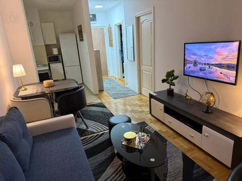 TV and multimedia, Living room, Seating area, Evening entertainment