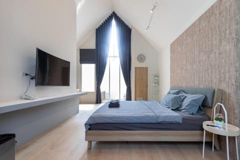 Photo of the whole room, Bedroom