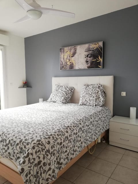 Antibes T2 Vue mer 48m2 Terrasse Parking Piscine Plage Apartment in Antibes