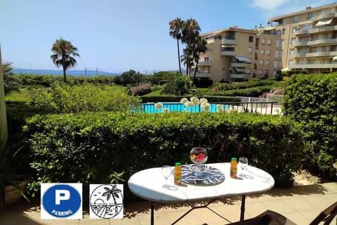 Antibes T2 Vue mer 48m2 Terrasse Parking Piscine Plage Apartment in Antibes