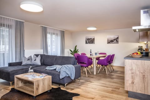 Kitchen or kitchenette, Living room, Seating area, Dining area