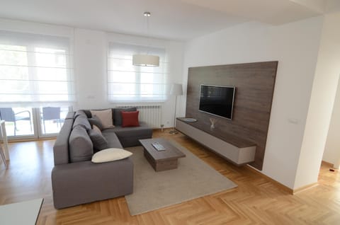 TV and multimedia, Living room, Seating area, Evening entertainment