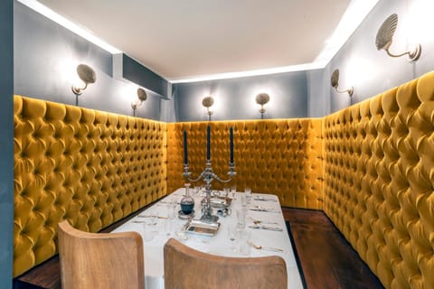 Stylish & Spacious City Center Georgian Townhouse Apartment in Bath