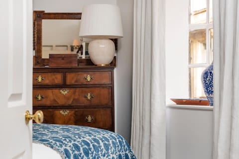 Stylish & Spacious City Center Georgian Townhouse Apartment in Bath