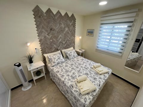 Bed, TV and multimedia, Photo of the whole room, Bedroom, towels, air conditioner