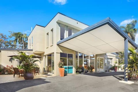 Property building, Facade/entrance, Breakfast, Non alcoholic drinks