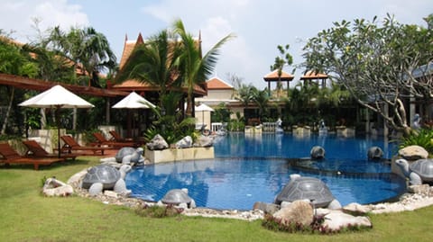 Facade/entrance, Swimming pool