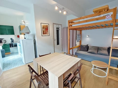 Kitchen or kitchenette, Living room, Seating area, bunk bed