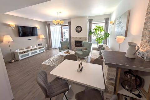TV and multimedia, Living room, Dining area, fireplace