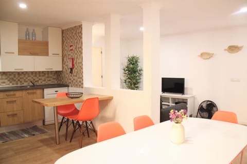 Kitchen or kitchenette, Living room, Seating area, Dining area