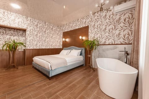 Bed, Bathroom, Photo of the whole room, Bedroom