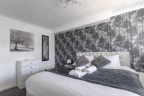 Hullidays - 'Old School Penthouse' Trinity Square Apartment in Hull