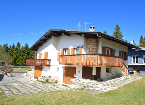 GRAZIOSA BIFAMILIARE AD ASIAGO con giardino privato House in Asiago