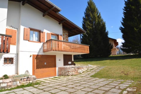 GRAZIOSA BIFAMILIARE AD ASIAGO con giardino privato House in Asiago