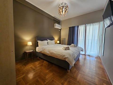 Bed, TV and multimedia, Photo of the whole room, Bedroom