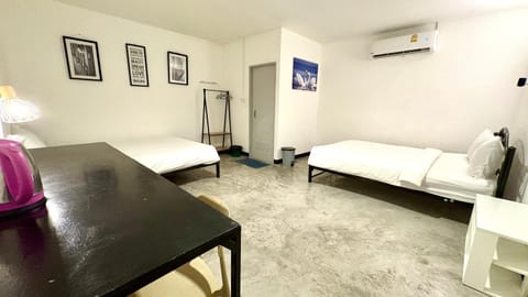 WAKE UP @Lanta Hotel : Cafe Hostel in Sala Dan