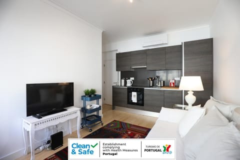 TV and multimedia, Kitchen or kitchenette, Living room, Seating area