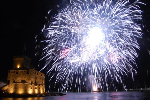 Nearby landmark, Night, Activities, Summer, Evening entertainment, Entertainment