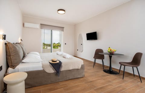 Bed, TV and multimedia, Photo of the whole room, Bedroom