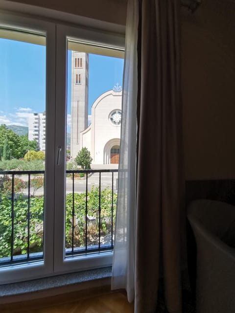 Nearby landmark, Street view