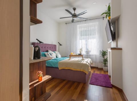 Bed, TV and multimedia, Decorative detail, Bedroom