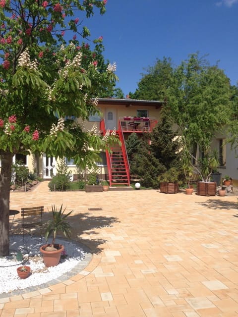Patio, Facade/entrance