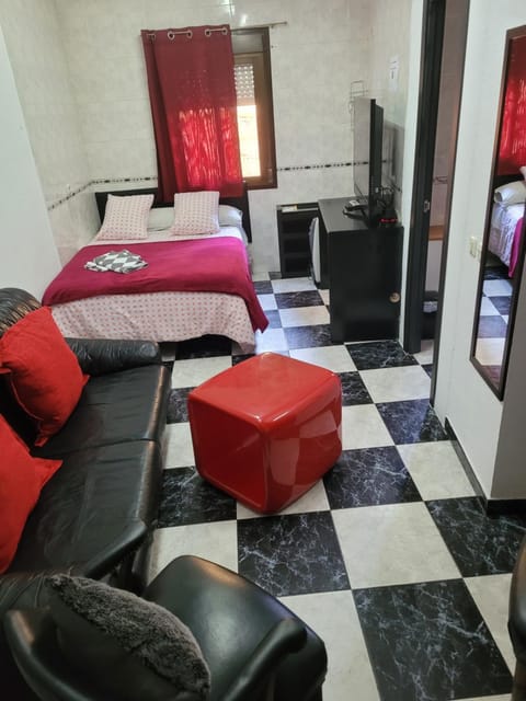 Bed, TV and multimedia, Photo of the whole room