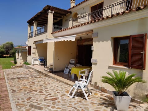 Patio, Day, Balcony/Terrace
