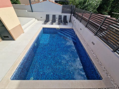 Day, Swimming pool, sunbed