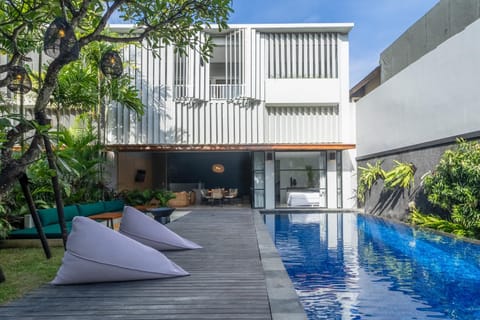 Garden view, Pool view, Swimming pool, sunbed