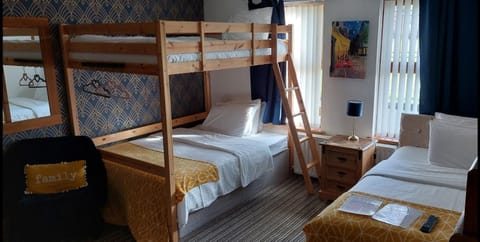 Bedroom, bunk bed
