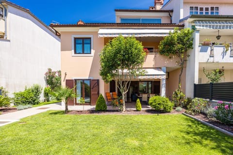 Property building, Patio, Day, Garden, Garden view
