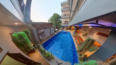 Restaurant/places to eat, Swimming pool